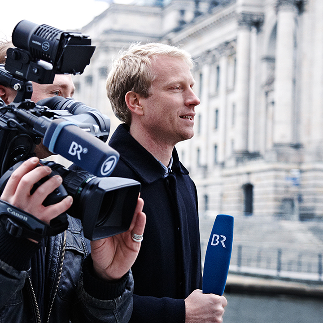 Camera man and TV reporter in Berlin Ι Photograph: Denis Pernath Fotografie