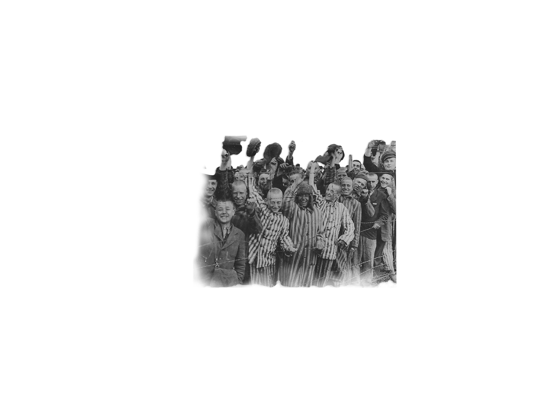 Junge Häftlinge stehen hinter dem Stacheldraht, winken und jubeln in die Kamera (Foto: Horace Adams / Hulton Archive / Getty Images)