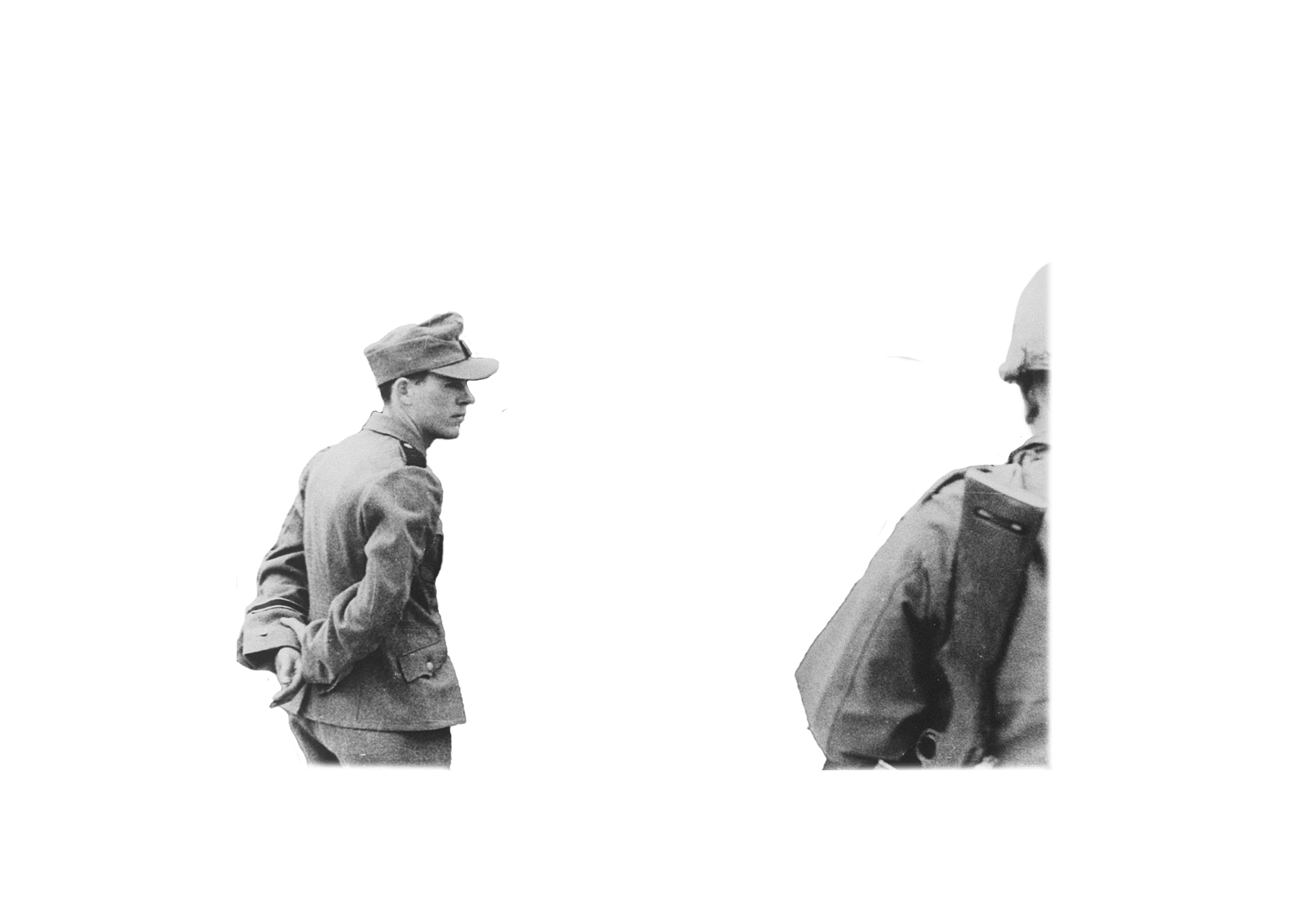 Ein unbekannter SS-Mann und ein unbekannter US-Soldat stehen dabei.