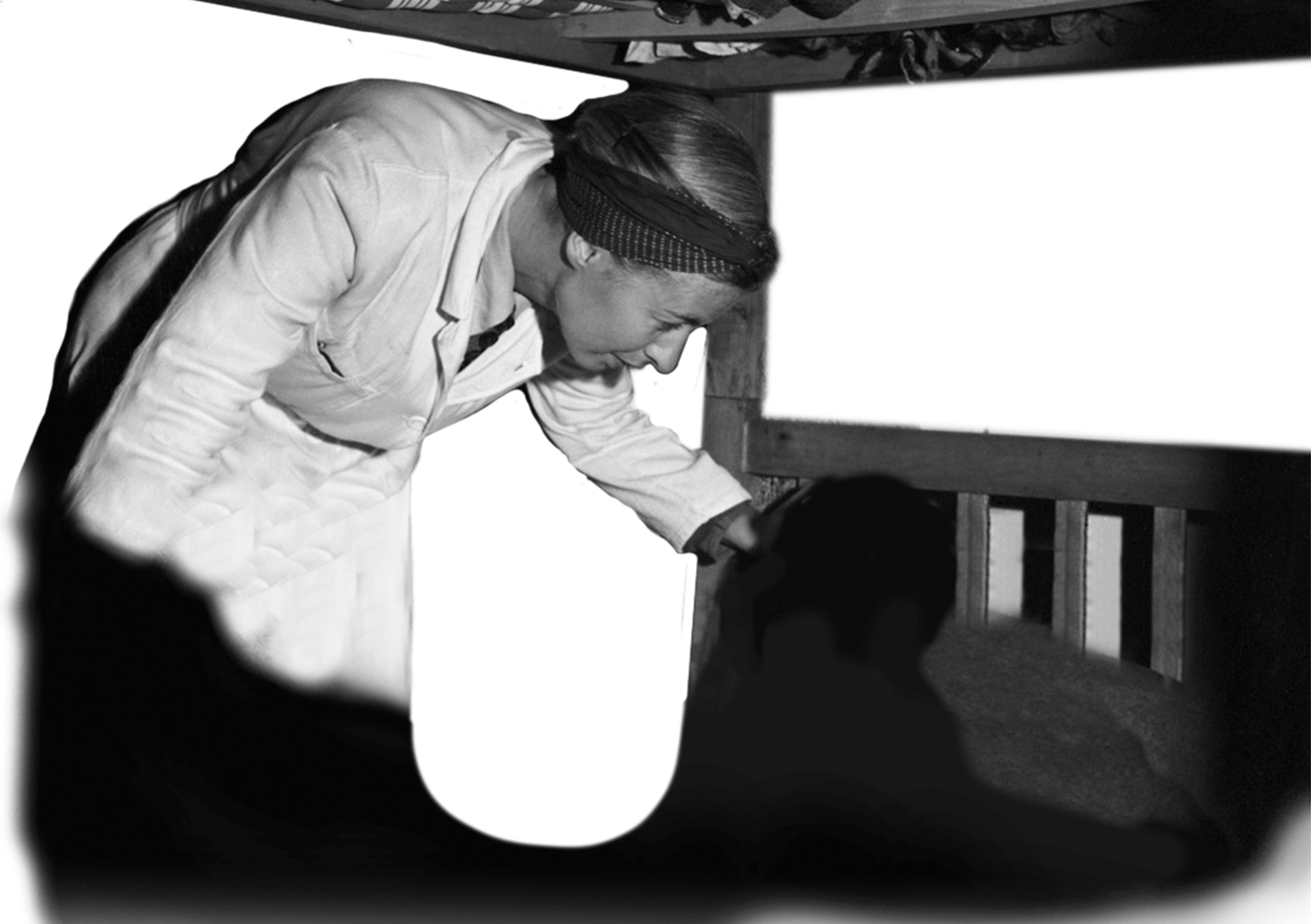 Die österreichische Ärztin Ella Lingens, selbst Gefangene im KZ Dachau, beugt sich über das Bett einer kranken Inhaftierten