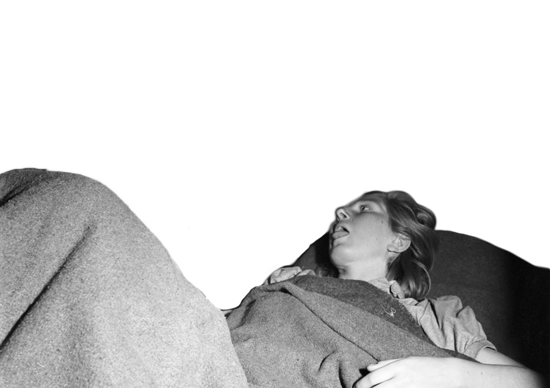 Eine kranke unbekannte Frau liegt auf einem Bett und wird untersucht (Foto: Lee Miller Archive)