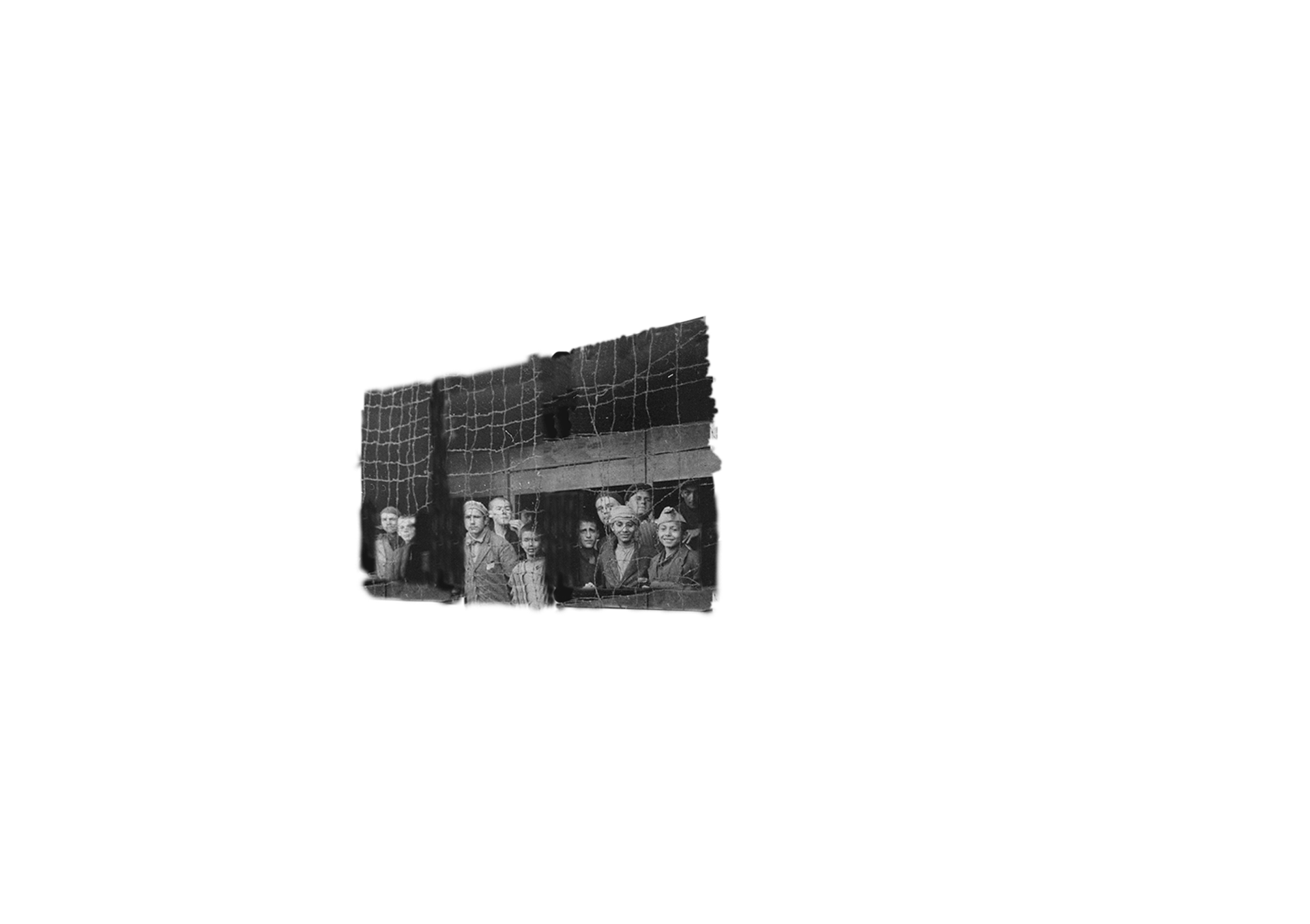 Mehrere unbekannte Häftlinge schauen aus einem Fenster einer Baracke heraus (Foto: USHMM)