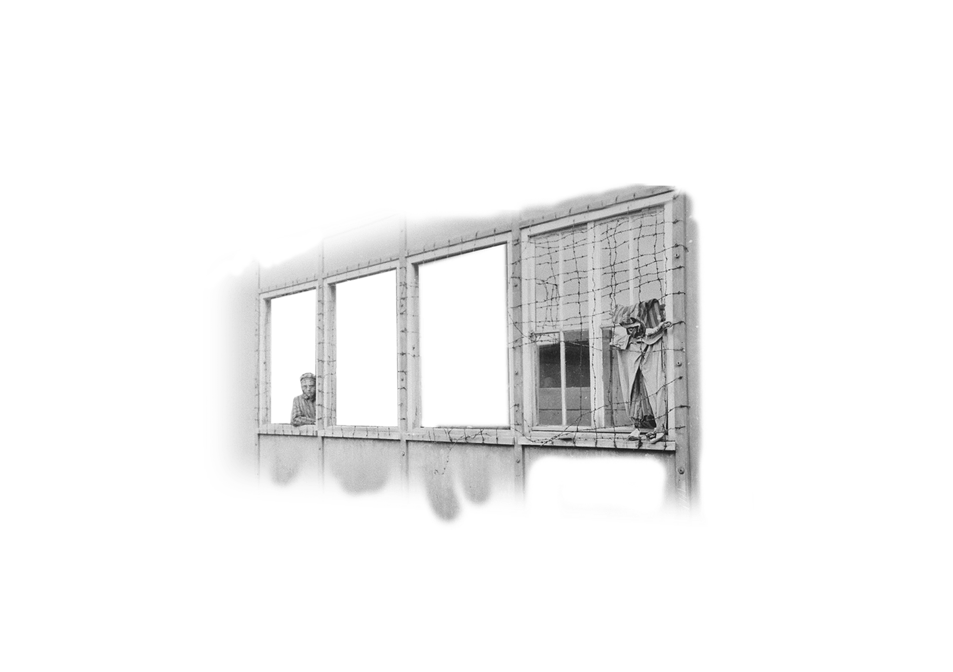 Mit Draht vergitterte Fenster einer Baracke im KZ Dachau