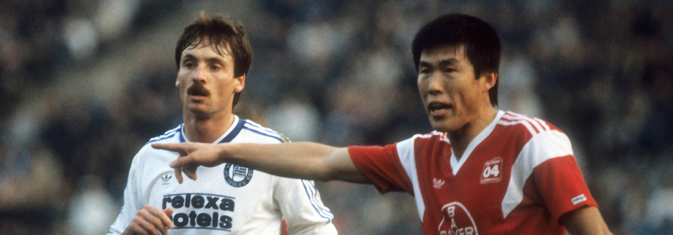 Bum-kun Cha (rechts) war Ende der 1970er Jahre der erste Südkoreaner in der Bundesliga. Foto: Eissner (imago/kicker)